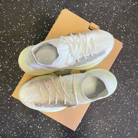 Yeezy Boost 380 CalGlo Size 10 fits Women’s 9-9.5 - Picture 2 of 9